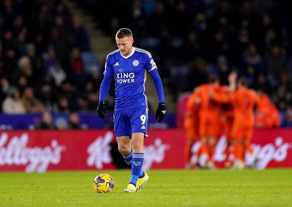 Vardy chính là biểu tượng của một phép màu. Và Leicester chỉ phải trả đúng 1 triệu bảng cho anh, trong bối cảnh thị trường chuyển nhượng Anh và châu Âu đã chứng kiến những cầu thủ được mua bán với mức giá cao gấp 20, thậm chí 30 lần con số đó. Ảnh: FBNV Vardy chính là biểu tượng của một phép màu. Và Leicester chỉ phải trả đúng 1 triệu bảng cho anh, trong bối cảnh thị trường chuyển nhượng Anh và châu Âu đã chứng kiến những cầu thủ được mua bán với mức giá cao gấp 20, thậm chí 30 lần con số đó. Ảnh: FBNV