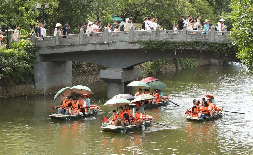 Du lịch Ninh Bình tăng tốc dịp nghỉ lễ Quốc khánh 2/9 - Ảnh 2. Du lịch Ninh Bình tăng tốc dịp nghỉ lễ Quốc khánh 2/9 - Ảnh 2.