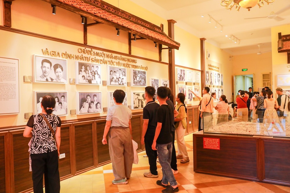 Hà Nội: Đông đảo du khách tìm về "địa chỉ đỏ" 48 Hàng Ngang trong ngày Quốc khánh - Ảnh 1.