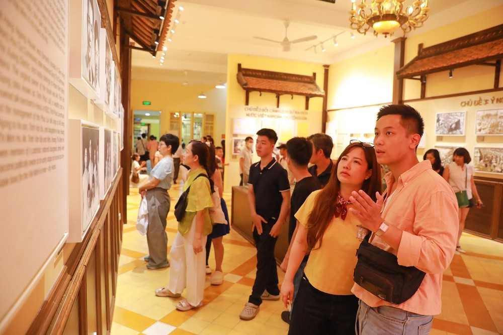 Hà Nội: Đông đảo du khách tìm về "địa chỉ đỏ" 48 Hàng Ngang trong ngày Quốc khánh - Ảnh 2.