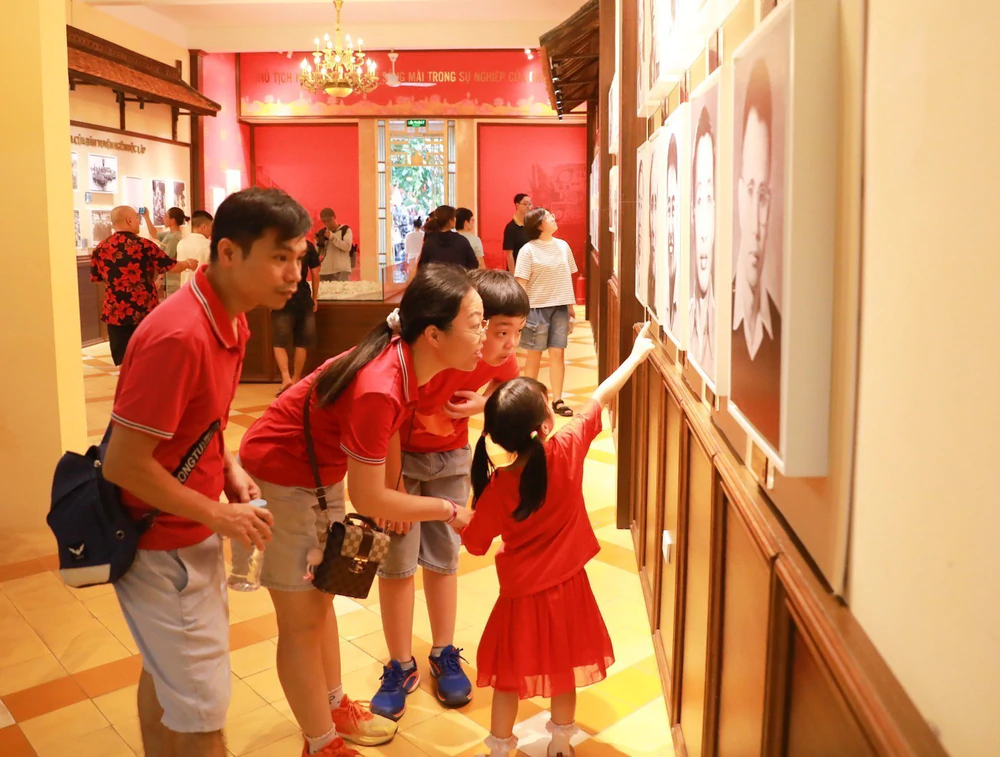 Hà Nội: Đông đảo du khách tìm về "địa chỉ đỏ" 48 Hàng Ngang trong ngày Quốc khánh - Ảnh 5.