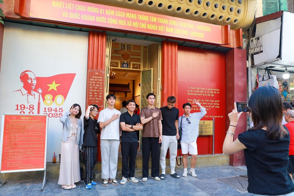 Hà Nội: Đông đảo du khách tìm về "địa chỉ đỏ" 48 Hàng Ngang trong ngày Quốc khánh - Ảnh 7.
