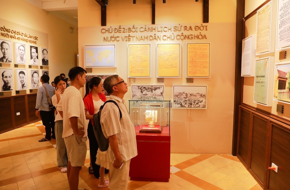 Hà Nội: Đông đảo du khách tìm về "địa chỉ đỏ" 48 Hàng Ngang trong ngày Quốc khánh - Ảnh 12.