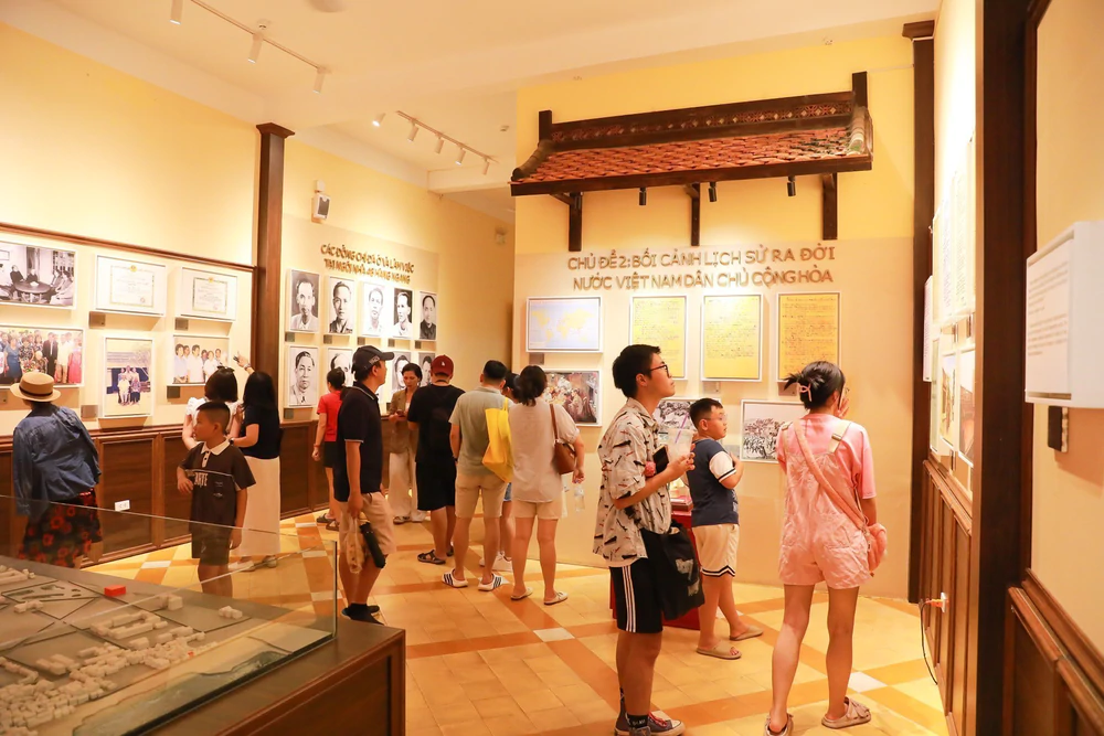 Hà Nội: Đông đảo du khách tìm về "địa chỉ đỏ" 48 Hàng Ngang trong ngày Quốc khánh - Ảnh 13.