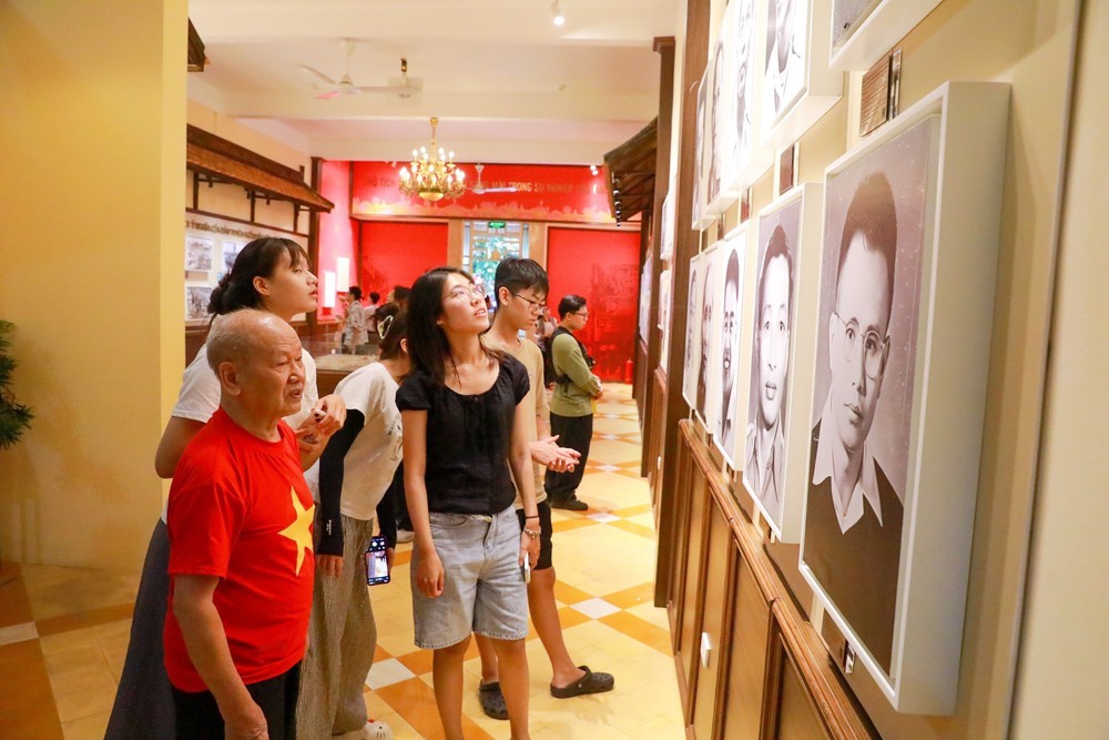 Hà Nội: Đông đảo du khách tìm về "địa chỉ đỏ" 48 Hàng Ngang trong ngày Quốc khánh - Ảnh 14.