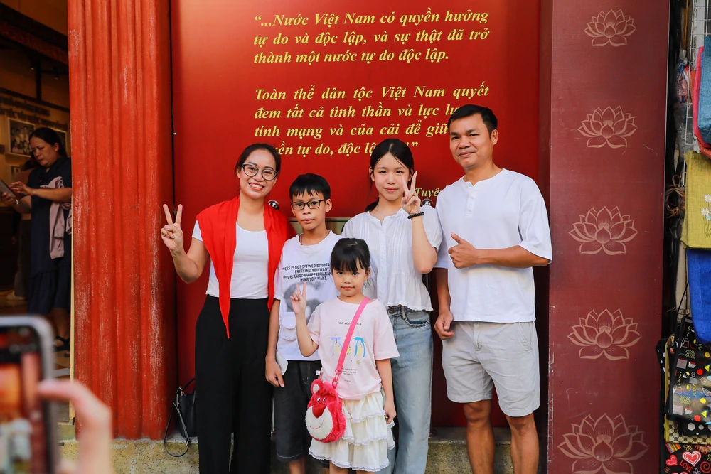 Hà Nội: Đông đảo du khách tìm về "địa chỉ đỏ" 48 Hàng Ngang trong ngày Quốc khánh - Ảnh 15.