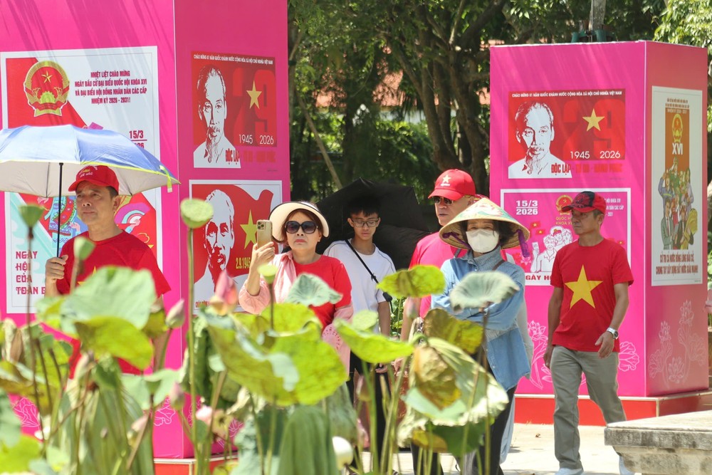 Những đóa sen thành kính dâng Người trong ngày Tết Độc lập - Ảnh 2. Những đóa sen thành kính dâng Người trong ngày Tết Độc lập - Ảnh 2.