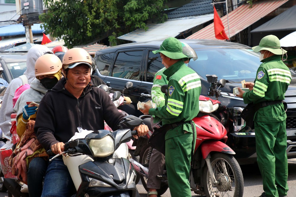 Phương tiện xếp hàng dài chờ qua phà Cát Lái về TP. Hồ Chí Minh chiều 2/9 - Ảnh 4. Phương tiện xếp hàng dài chờ qua phà Cát Lái về TP. Hồ Chí Minh chiều 2/9 - Ảnh 4.