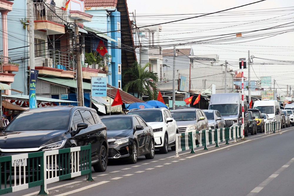 Phương tiện xếp hàng dài chờ qua phà Cát Lái về TP. Hồ Chí Minh chiều 2/9 - Ảnh 3. Phương tiện xếp hàng dài chờ qua phà Cát Lái về TP. Hồ Chí Minh chiều 2/9 - Ảnh 3.