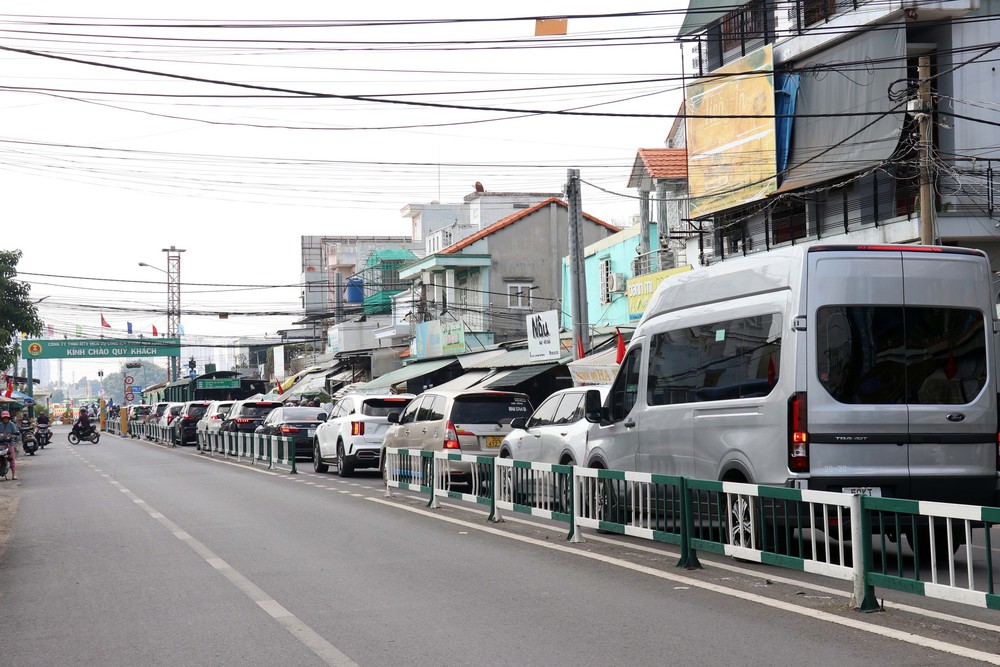 Phương tiện xếp hàng dài chờ qua phà Cát Lái về TP. Hồ Chí Minh chiều 2/9 - Ảnh 2. Phương tiện xếp hàng dài chờ qua phà Cát Lái về TP. Hồ Chí Minh chiều 2/9 - Ảnh 2.