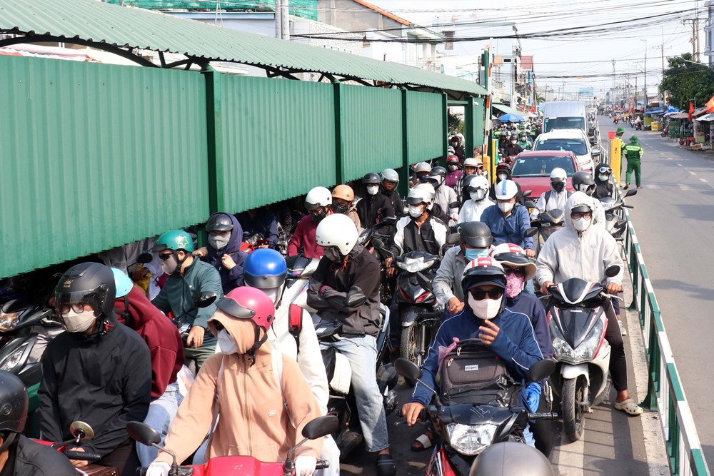 Phương tiện xếp hàng dài chờ qua phà Cát Lái về TP. Hồ Chí Minh chiều 2/9 - Ảnh 5. Phương tiện xếp hàng dài chờ qua phà Cát Lái về TP. Hồ Chí Minh chiều 2/9 - Ảnh 5.