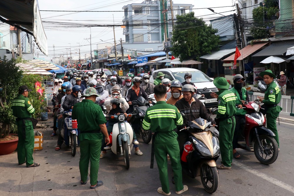 Phương tiện xếp hàng dài chờ qua phà Cát Lái về TP. Hồ Chí Minh chiều 2/9 - Ảnh 7. Phương tiện xếp hàng dài chờ qua phà Cát Lái về TP. Hồ Chí Minh chiều 2/9 - Ảnh 7.