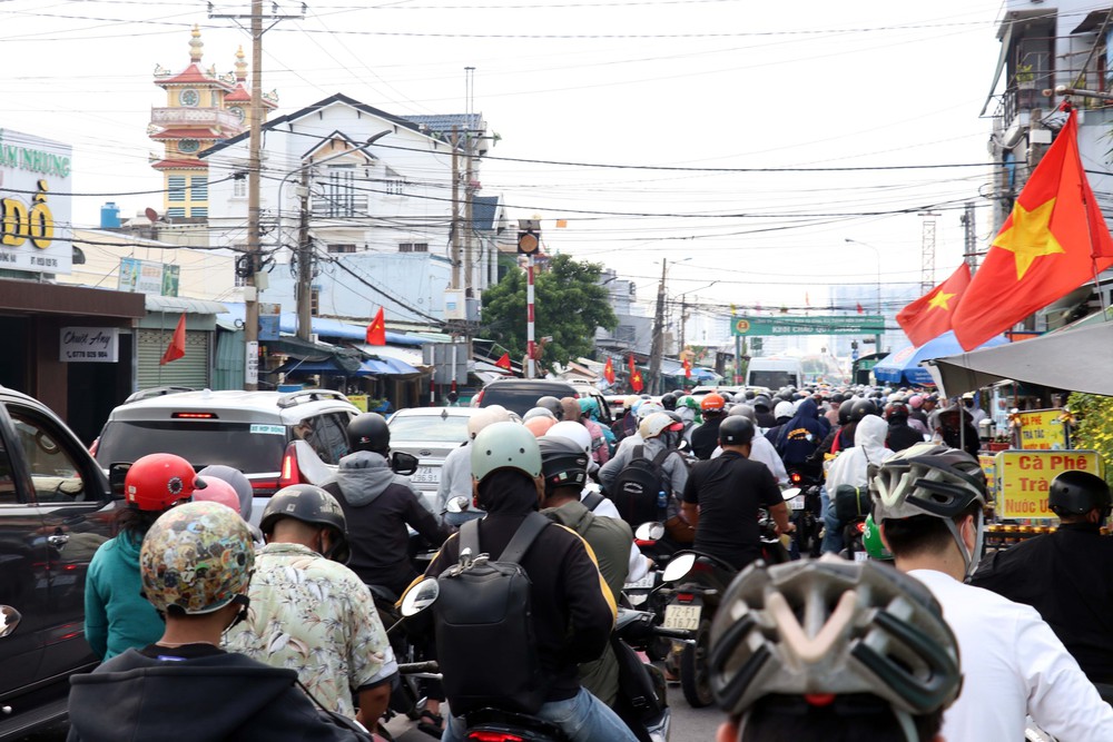 Phương tiện xếp hàng dài chờ qua phà Cát Lái về TP. Hồ Chí Minh chiều 2/9 - Ảnh 6. Phương tiện xếp hàng dài chờ qua phà Cát Lái về TP. Hồ Chí Minh chiều 2/9 - Ảnh 6.