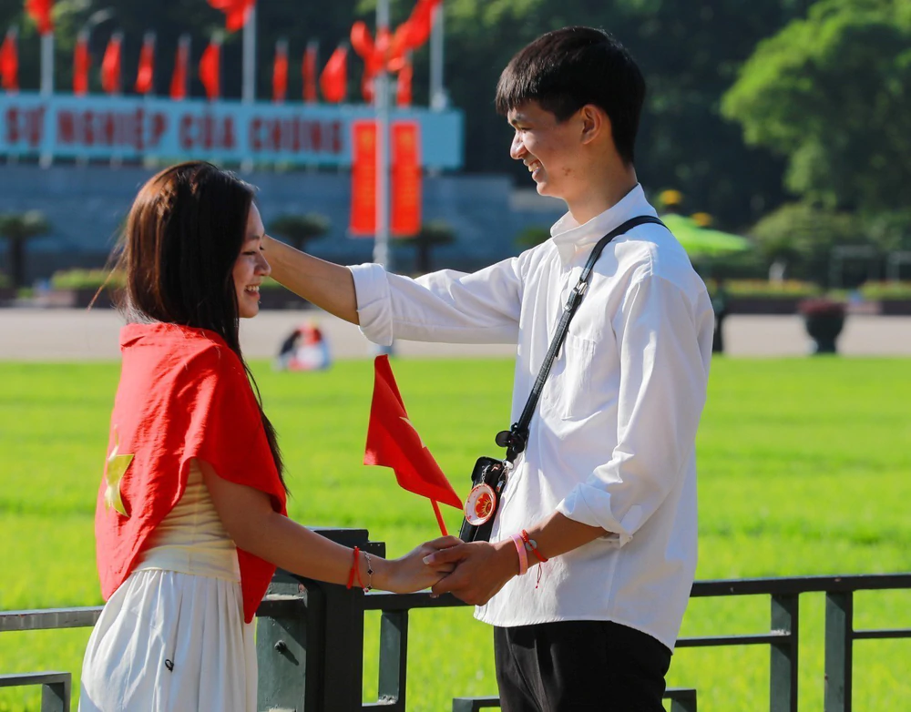 Quảng trường Ba Đình đỏ rộn ràng ngày Quốc khánh - Ảnh 3. Quảng trường Ba Đình đỏ rộn ràng ngày Quốc khánh - Ảnh 3.