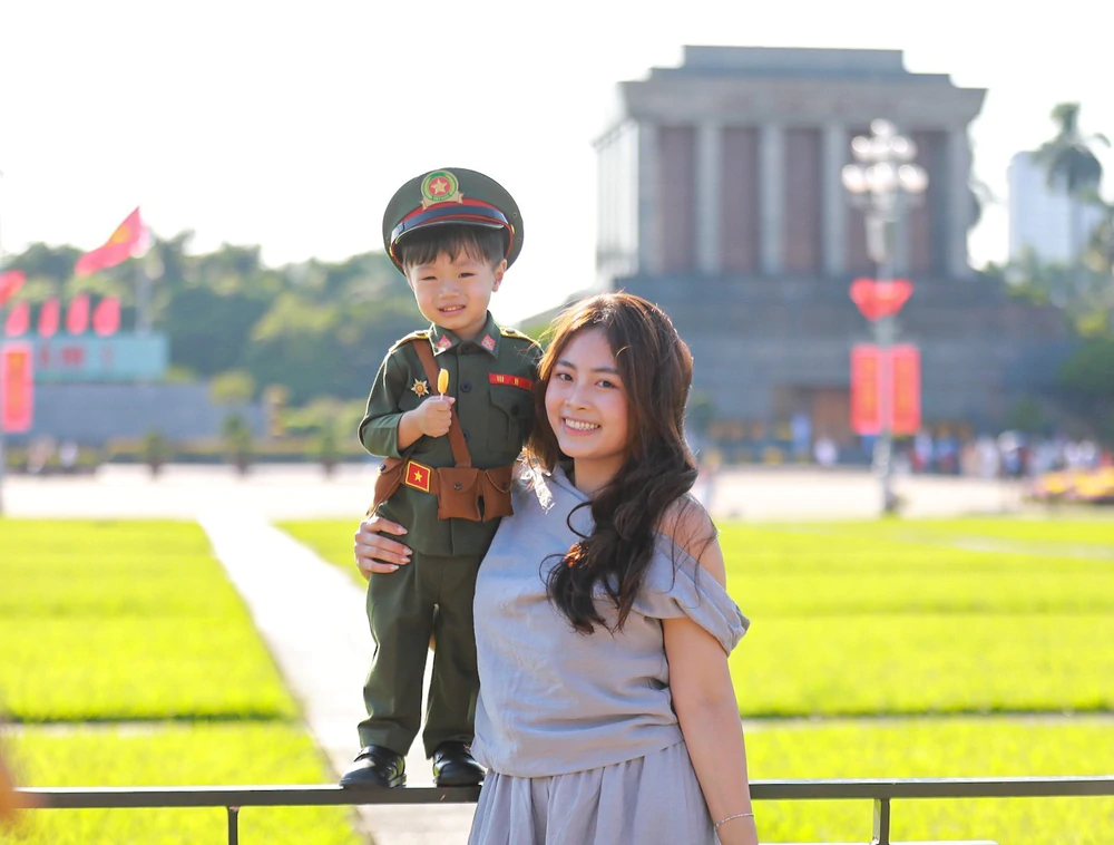 Quảng trường Ba Đình đỏ rộn ràng ngày Quốc khánh - Ảnh 4. Quảng trường Ba Đình đỏ rộn ràng ngày Quốc khánh - Ảnh 4.