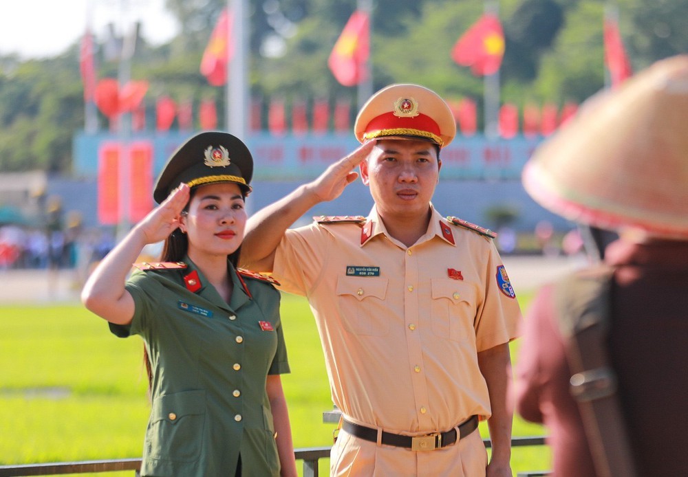Quảng trường Ba Đình đỏ rộn ràng ngày Quốc khánh - Ảnh 6. Quảng trường Ba Đình đỏ rộn ràng ngày Quốc khánh - Ảnh 6.
