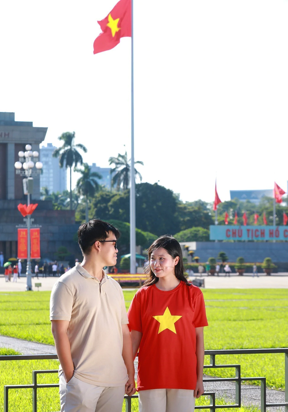 Quảng trường Ba Đình đỏ rộn ràng ngày Quốc khánh - Ảnh 7. Quảng trường Ba Đình đỏ rộn ràng ngày Quốc khánh - Ảnh 7.