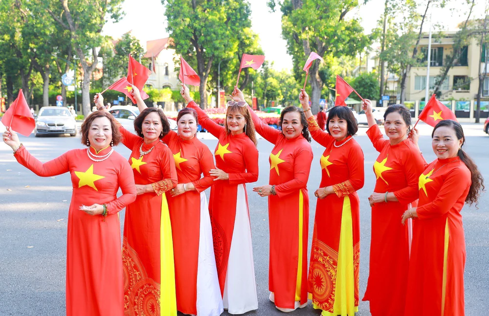 Quảng trường Ba Đình đỏ rộn ràng ngày Quốc khánh - Ảnh 8. Quảng trường Ba Đình đỏ rộn ràng ngày Quốc khánh - Ảnh 8.