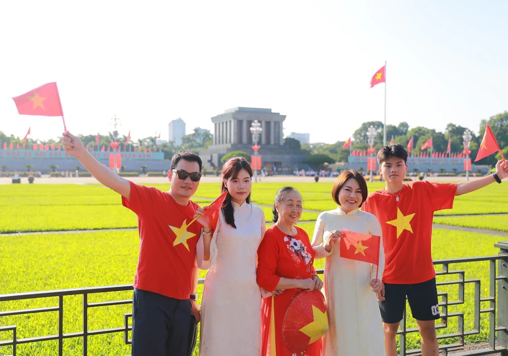 Quảng trường Ba Đình đỏ rộn ràng ngày Quốc khánh - Ảnh 11. Quảng trường Ba Đình đỏ rộn ràng ngày Quốc khánh - Ảnh 11.
