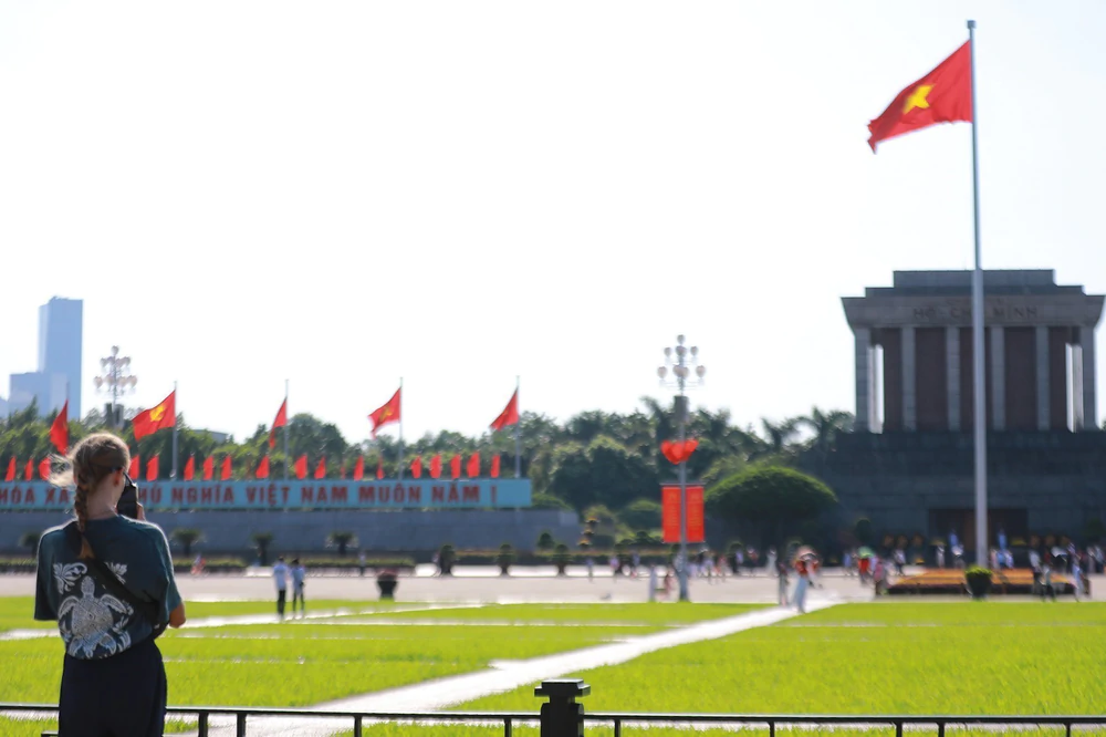 Quảng trường Ba Đình đỏ rộn ràng ngày Quốc khánh - Ảnh 13. Quảng trường Ba Đình đỏ rộn ràng ngày Quốc khánh - Ảnh 13.