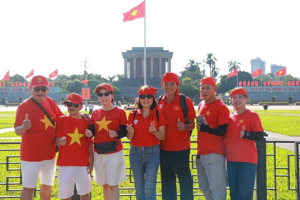 Quảng trường Ba Đình đỏ rộn ràng ngày Quốc khánh - Ảnh 14. Quảng trường Ba Đình đỏ rộn ràng ngày Quốc khánh - Ảnh 14.