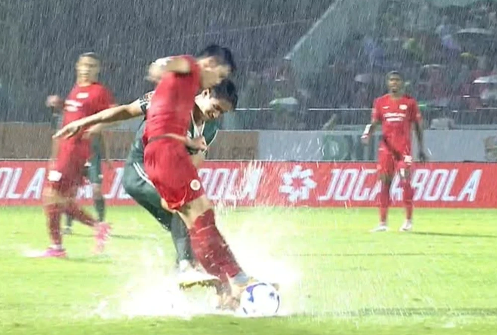 Cựu trung vệ U23 Việt Nam bị lên án sau pha xấu chơi Đình Bắc - Ảnh 1. Cựu trung vệ U23 Việt Nam bị lên án sau pha xấu chơi Đình Bắc - Ảnh 1.