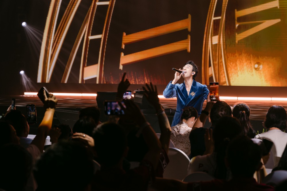Dương Edward “dát vàng lỗ tai” khán giả với màn hát live tiếng Anh cực đã - Ảnh 2. Dương Edward “dát vàng lỗ tai” khán giả với màn hát live tiếng Anh cực đã - Ảnh 2.