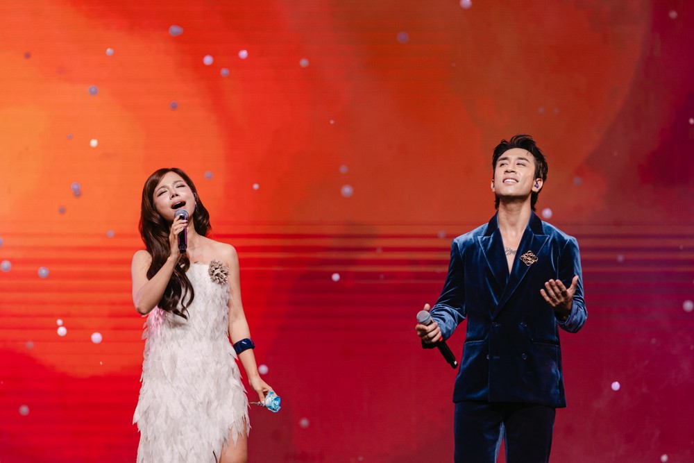 Dương Edward “dát vàng lỗ tai” khán giả với màn hát live tiếng Anh cực đã - Ảnh 3. Dương Edward “dát vàng lỗ tai” khán giả với màn hát live tiếng Anh cực đã - Ảnh 3.