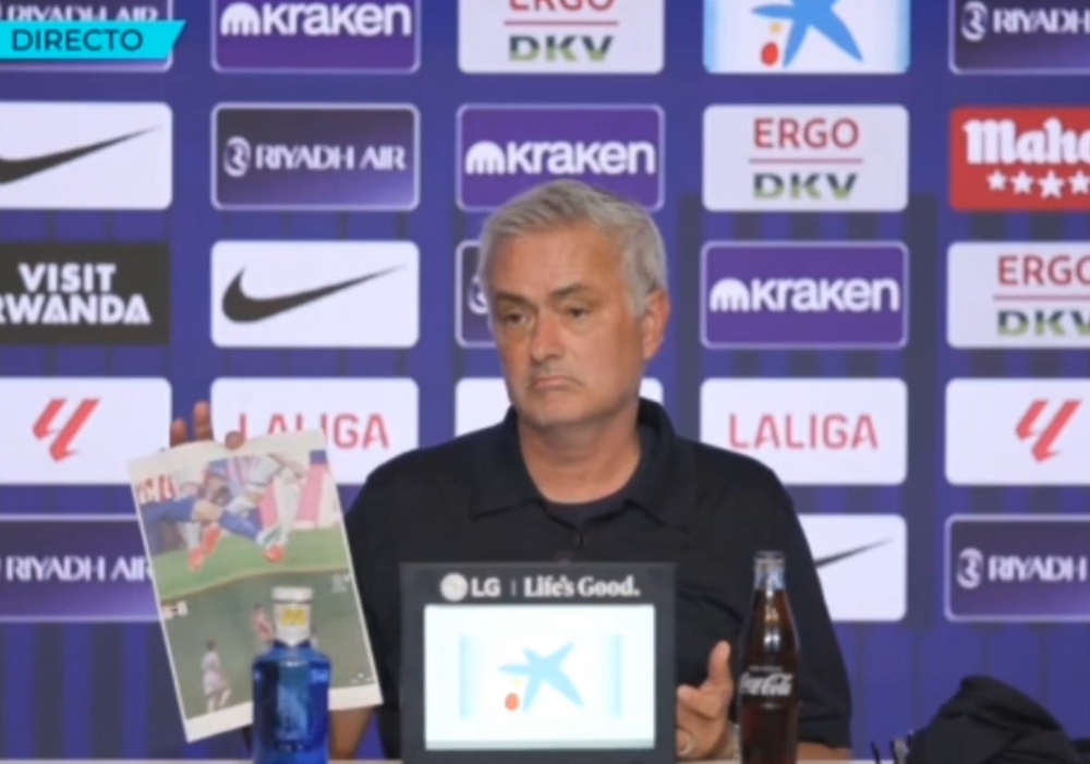 Mourinho nổi giận, mang ảnh vào họp báo sau trận thua Atletico để chỉ trích VAR và trọng tài - Ảnh 1. Mourinho nổi giận, mang ảnh vào họp báo sau trận thua Atletico để chỉ trích VAR và trọng tài - Ảnh 1.