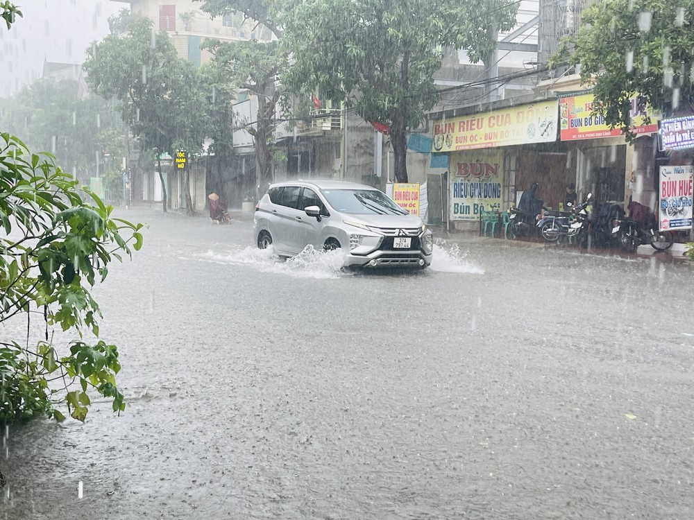 Dự báo thời tiết ngày 21/9: Nhiều khu vực có mưa dông, cảnh báo lũ quét tại miền Trung và Tây Nguyên - Ảnh 1. Dự báo thời tiết ngày 21/9: Nhiều khu vực có mưa dông, cảnh báo lũ quét tại miền Trung và Tây Nguyên - Ảnh 1.