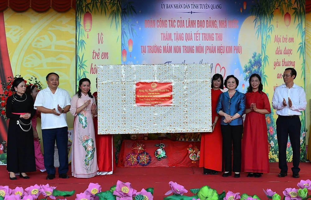 Phó Thủ tướng Phạm Thị Thanh Trà vui Trung thu cùng thiếu nhi Tuyên Quang - Ảnh 2. Phó Thủ tướng Phạm Thị Thanh Trà vui Trung thu cùng thiếu nhi Tuyên Quang - Ảnh 2.