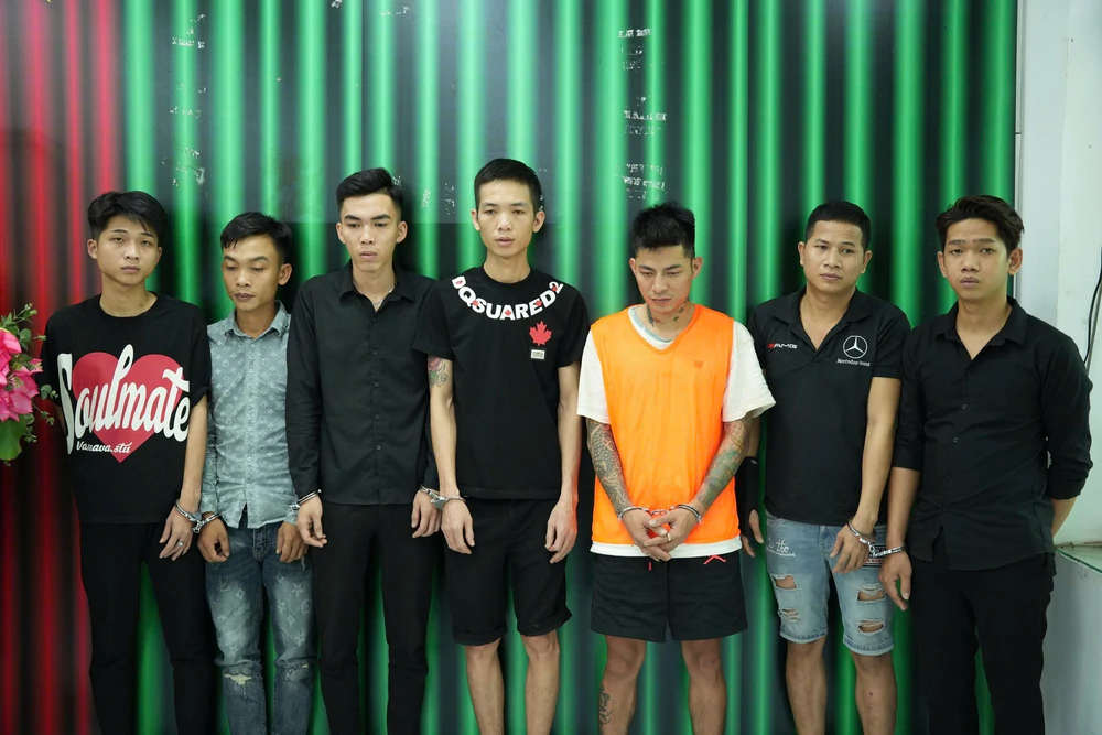 Bắt khẩn cấp 7 đối tượng vụ lái ô tô tông vào nhóm người trước quán ăn lúc rạng sáng - Ảnh 1. Bắt khẩn cấp 7 đối tượng vụ lái ô tô tông vào nhóm người trước quán ăn lúc rạng sáng - Ảnh 1.