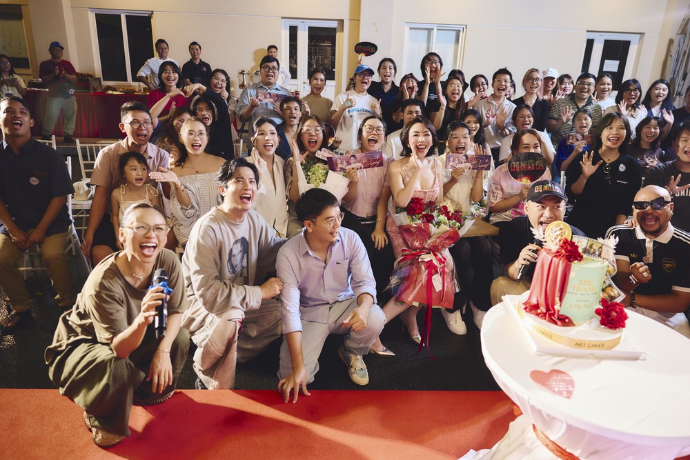 Thu Trang đón tuổi 42 ngọt ngào bên Tiến Luật và người hâm mộ - Ảnh 4. Thu Trang đón tuổi 42 ngọt ngào bên Tiến Luật và người hâm mộ - Ảnh 4.