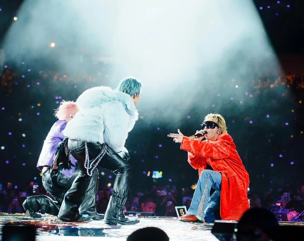 BIGBANG đang khiến fan toàn cầu "phát cuồng" với loạt sân khấu cực cháy, 2 đêm tại Mỹ Đình càng được mong chờ hơn bao giờ hết - Ảnh 3. BIGBANG đang khiến fan toàn cầu "phát cuồng" với loạt sân khấu cực cháy, 2 đêm tại Mỹ Đình càng được mong chờ hơn bao giờ hết - Ảnh 3.