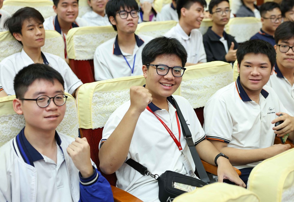 Tuyển sinh đại học 2027: Không bỏ chứng chỉ ngoại ngữ, đề xuất không cộng thêm điểm ngoài thang đánh giá - Ảnh 3.