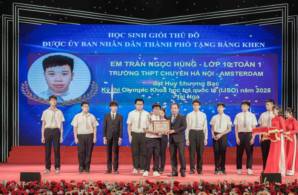 Tuyển sinh đại học 2027: Không bỏ chứng chỉ ngoại ngữ, đề xuất không cộng thêm điểm ngoài thang đánh giá - Ảnh 2.