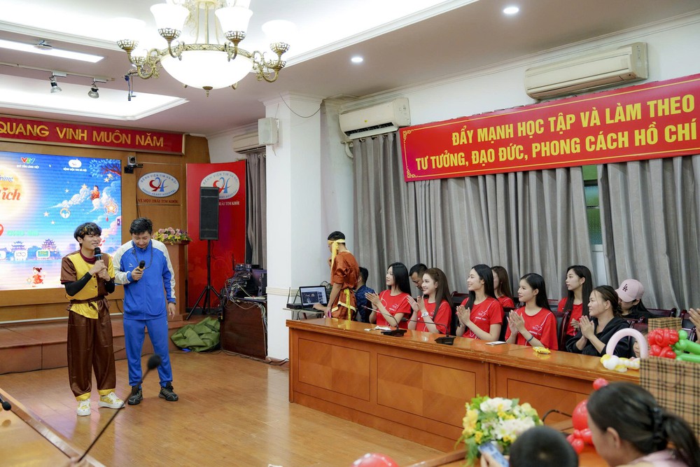 Các nàng hậu của "gia đình nhan sắc" SMT sẻ chia yêu thương với trẻ em mắc bệnh tim dịp Trung thu - Ảnh 4. Các nàng hậu của "gia đình nhan sắc" SMT sẻ chia yêu thương với trẻ em mắc bệnh tim dịp Trung thu - Ảnh 4.
