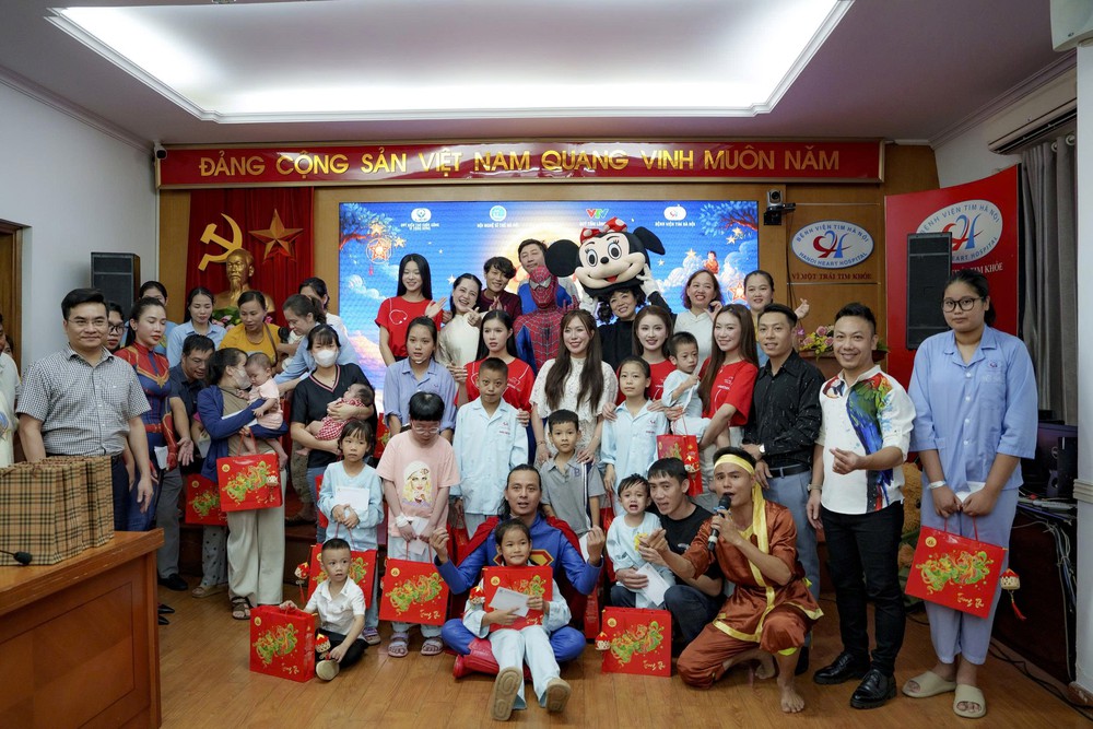 Các nàng hậu của "gia đình nhan sắc" SMT sẻ chia yêu thương với trẻ em mắc bệnh tim dịp Trung thu - Ảnh 3. Các nàng hậu của "gia đình nhan sắc" SMT sẻ chia yêu thương với trẻ em mắc bệnh tim dịp Trung thu - Ảnh 3.