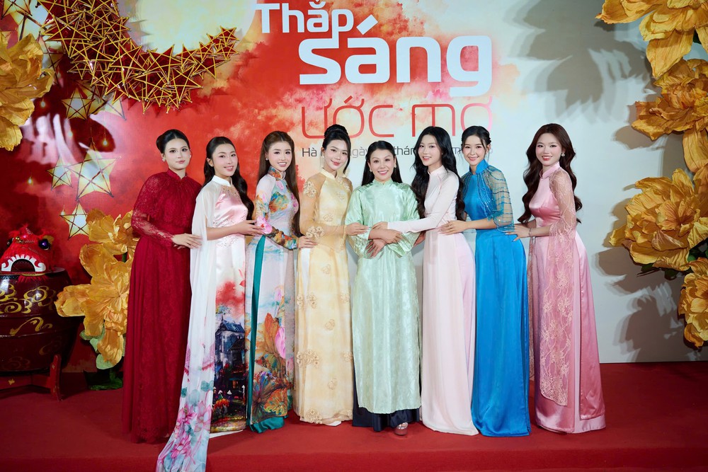Các nàng hậu của "gia đình nhan sắc" SMT sẻ chia yêu thương với trẻ em mắc bệnh tim dịp Trung thu - Ảnh 1. Các nàng hậu của "gia đình nhan sắc" SMT sẻ chia yêu thương với trẻ em mắc bệnh tim dịp Trung thu - Ảnh 1.