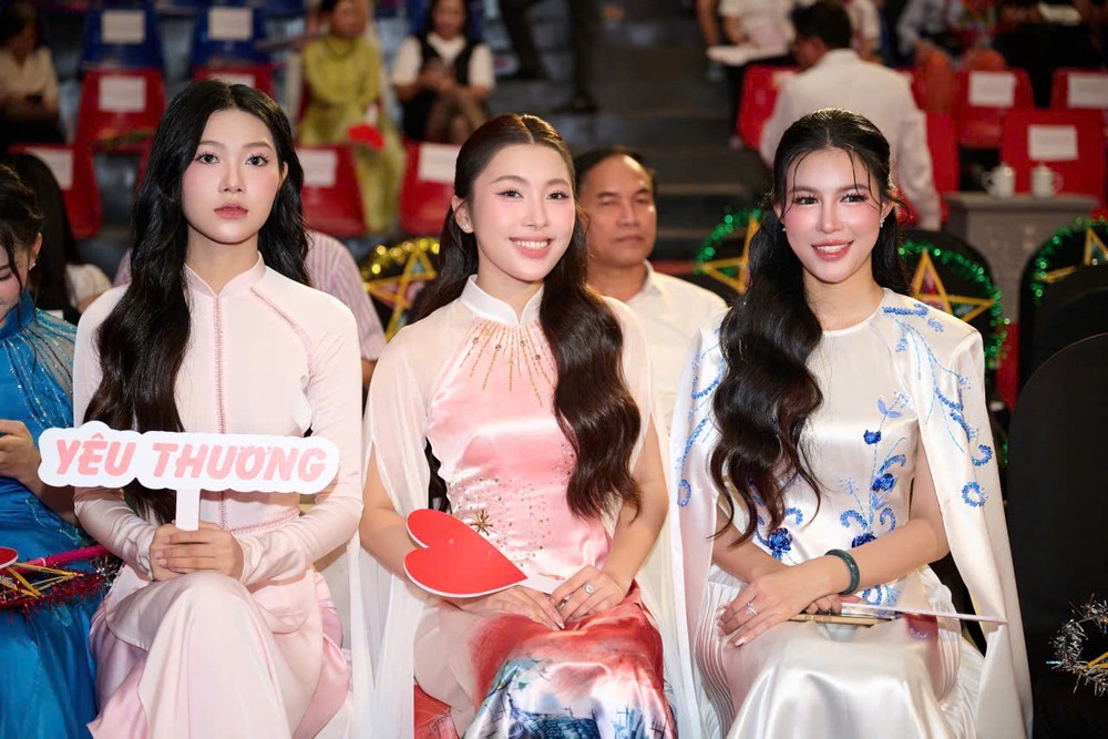 Các nàng hậu của "gia đình nhan sắc" SMT sẻ chia yêu thương với trẻ em mắc bệnh tim dịp Trung thu - Ảnh 2. Các nàng hậu của "gia đình nhan sắc" SMT sẻ chia yêu thương với trẻ em mắc bệnh tim dịp Trung thu - Ảnh 2.