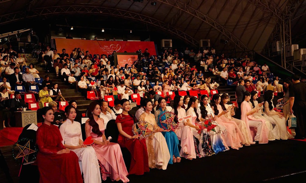 Các nàng hậu của "gia đình nhan sắc" SMT sẻ chia yêu thương với trẻ em mắc bệnh tim dịp Trung thu - Ảnh 6. Các nàng hậu của "gia đình nhan sắc" SMT sẻ chia yêu thương với trẻ em mắc bệnh tim dịp Trung thu - Ảnh 6.