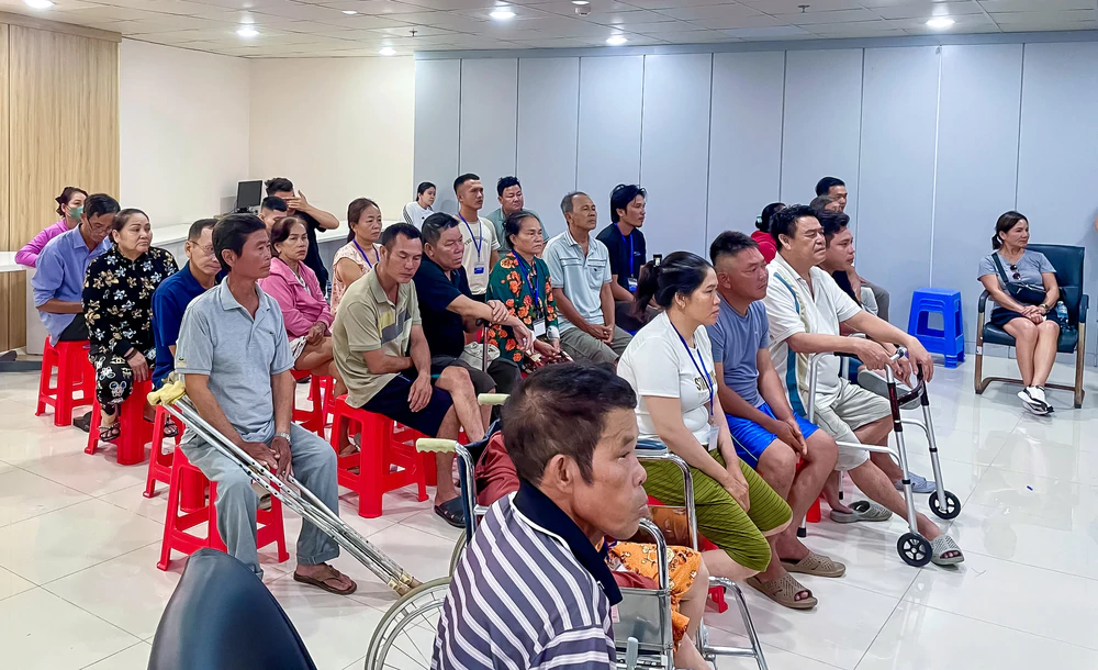 Phẫu thuật thay khớp miễn phí cho gần 60 bệnh nhân nghèo - Ảnh 2. Phẫu thuật thay khớp miễn phí cho gần 60 bệnh nhân nghèo - Ảnh 2.