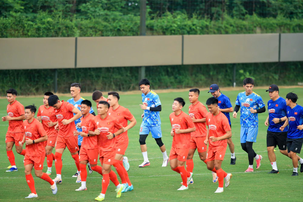 Tin nóng bóng đá Việt hôm nay 23/9: Đội tuyển Việt Nam sang Indonesia; U23 Việt Nam đón tin vui trước trận gặp Hàn Quốc - Ảnh 1.
