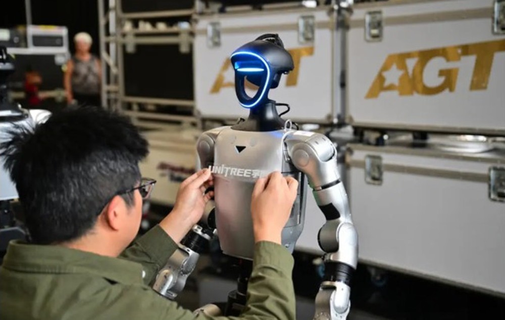 Robot "so tài" cùng con người tại America's Got Talent - Ảnh 2. Robot "so tài" cùng con người tại America's Got Talent - Ảnh 2.
