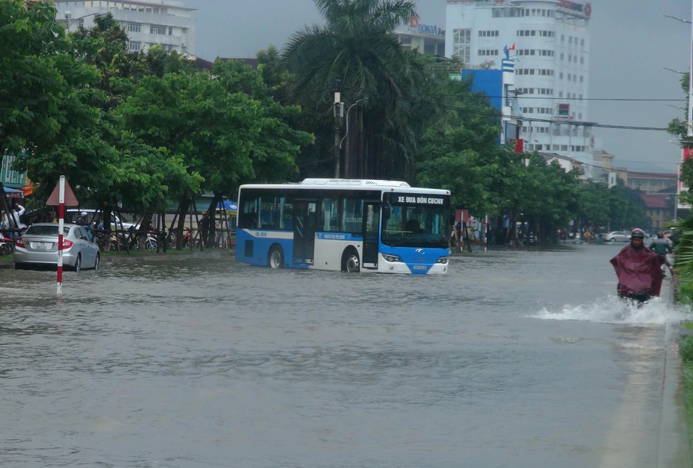 Thời tiết ngày 23/9: Từ Huế đến Đà Nẵng, phía Đông Quảng Ngãi đến Đắk Lắk mưa to, cục bộ có nơi trên 250mm - Ảnh 1.