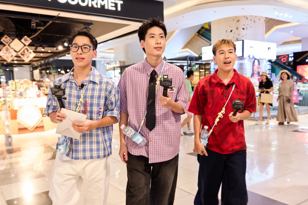 Nhóm nhạc Duniverse chinh phục hàng trăm khán giả xem biểu diễn tại Estella Place - Ảnh 1. Nhóm nhạc Duniverse chinh phục hàng trăm khán giả xem biểu diễn tại Estella Place - Ảnh 1.