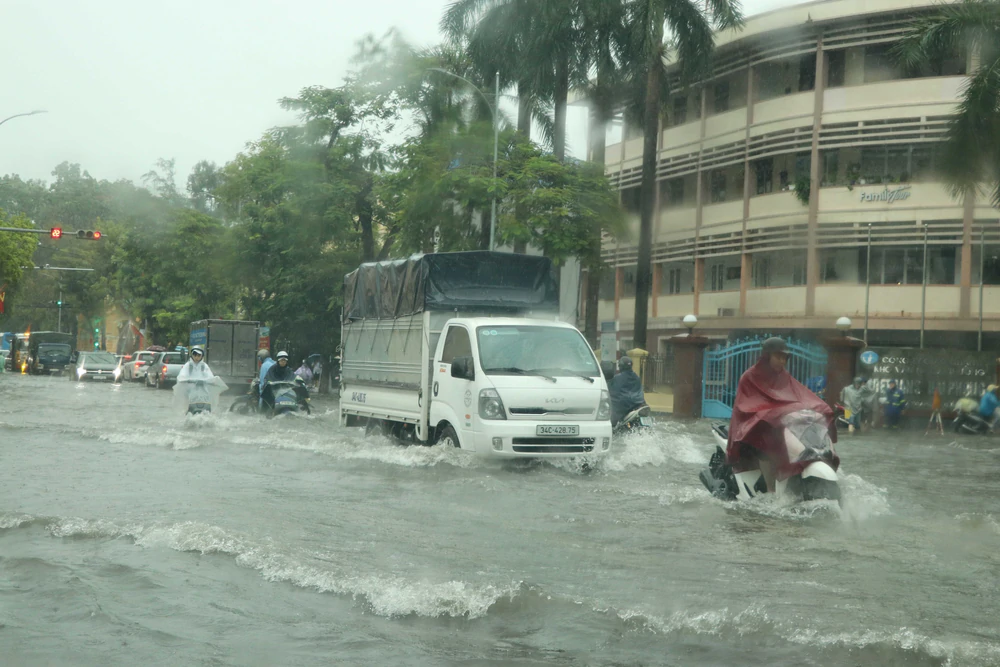 Thời tiết ngày 24/9: Nhiều khu vực trên cả nước mưa to, cảnh báo lốc xoáy trên biển - Ảnh 1. Thời tiết ngày 24/9: Nhiều khu vực trên cả nước mưa to, cảnh báo lốc xoáy trên biển - Ảnh 1.
