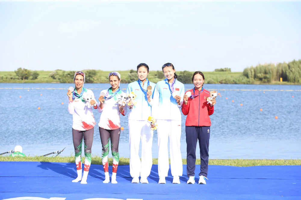 VĐV Việt Nam kiệt sức không thể đứng trên bục nhận huy chương ASIAD, đồng đội dành cử chỉ đặc biệt tri ân - Ảnh 4. VĐV Việt Nam kiệt sức không thể đứng trên bục nhận huy chương ASIAD, đồng đội dành cử chỉ đặc biệt tri ân - Ảnh 4.