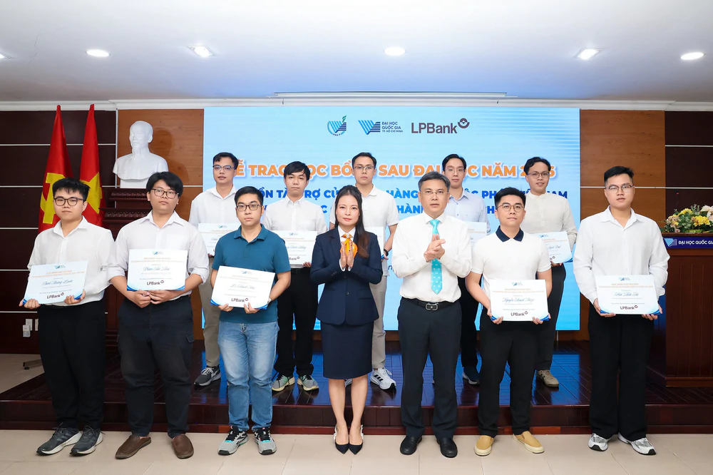LPBank trao gần 1,8 tỷ đồng học bổng sau đại học cho học viên ĐHQG-HCM - Ảnh 1.