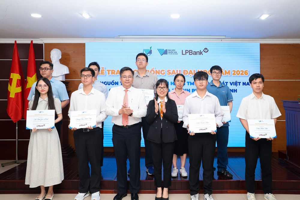 LPBank trao gần 1,8 tỷ đồng học bổng sau đại học cho học viên ĐHQG-HCM - Ảnh 4.